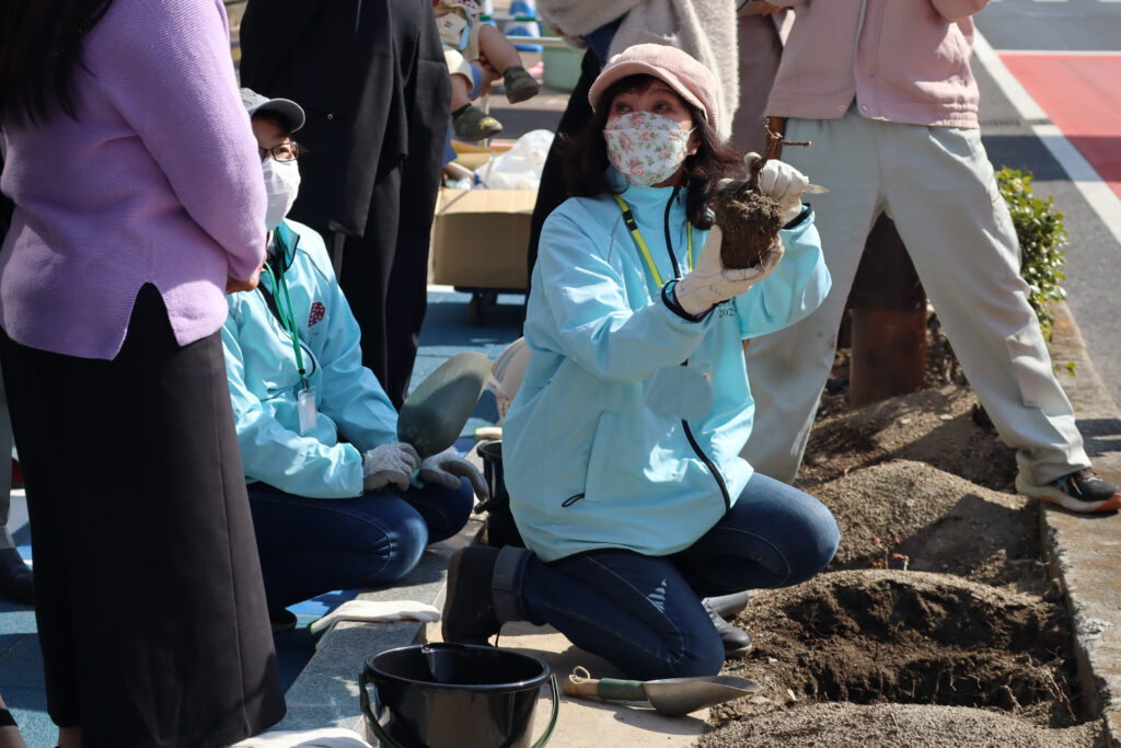 部会のメンバーが地域の人に教えるようす